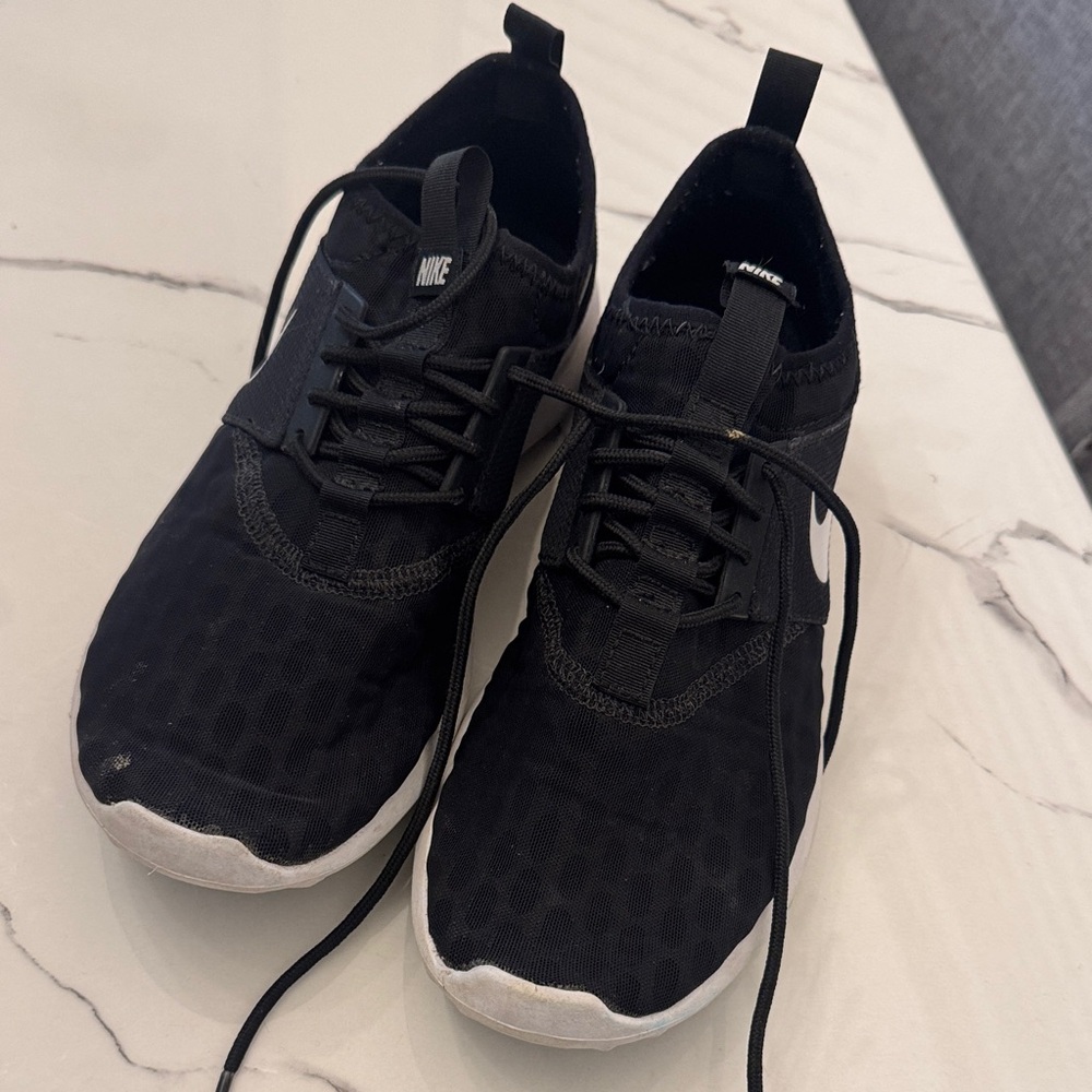 Nike Women Black and White Athletic Shoes